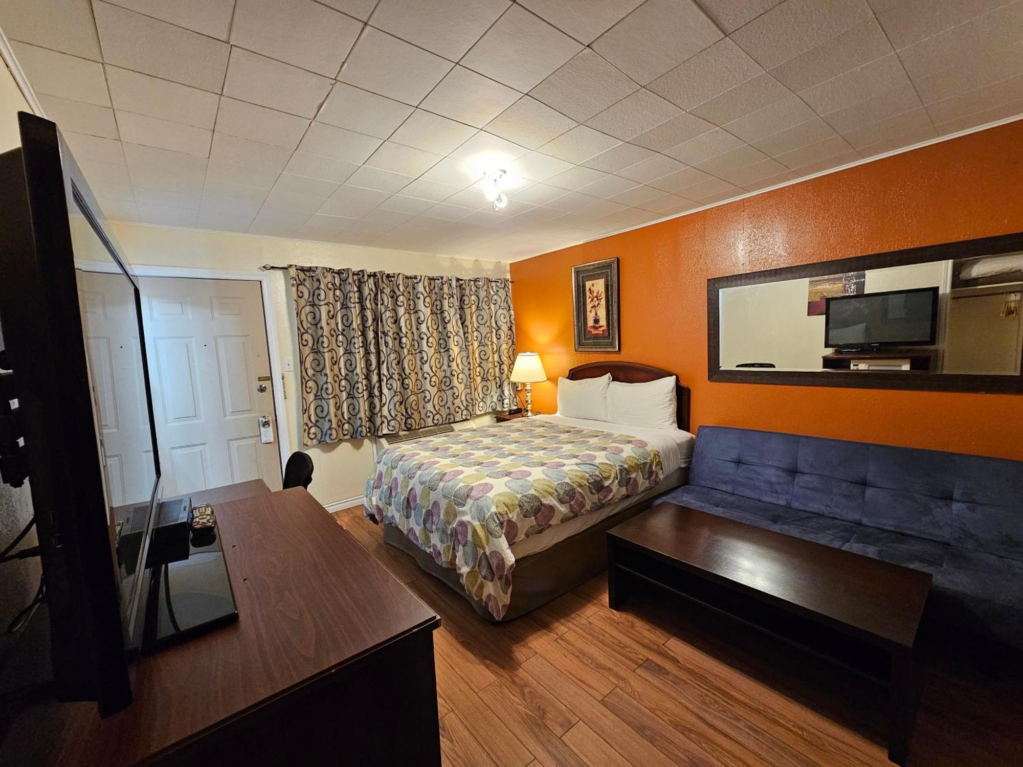 Parkway Motel & European Lodges Pincher Creek Exterior photo