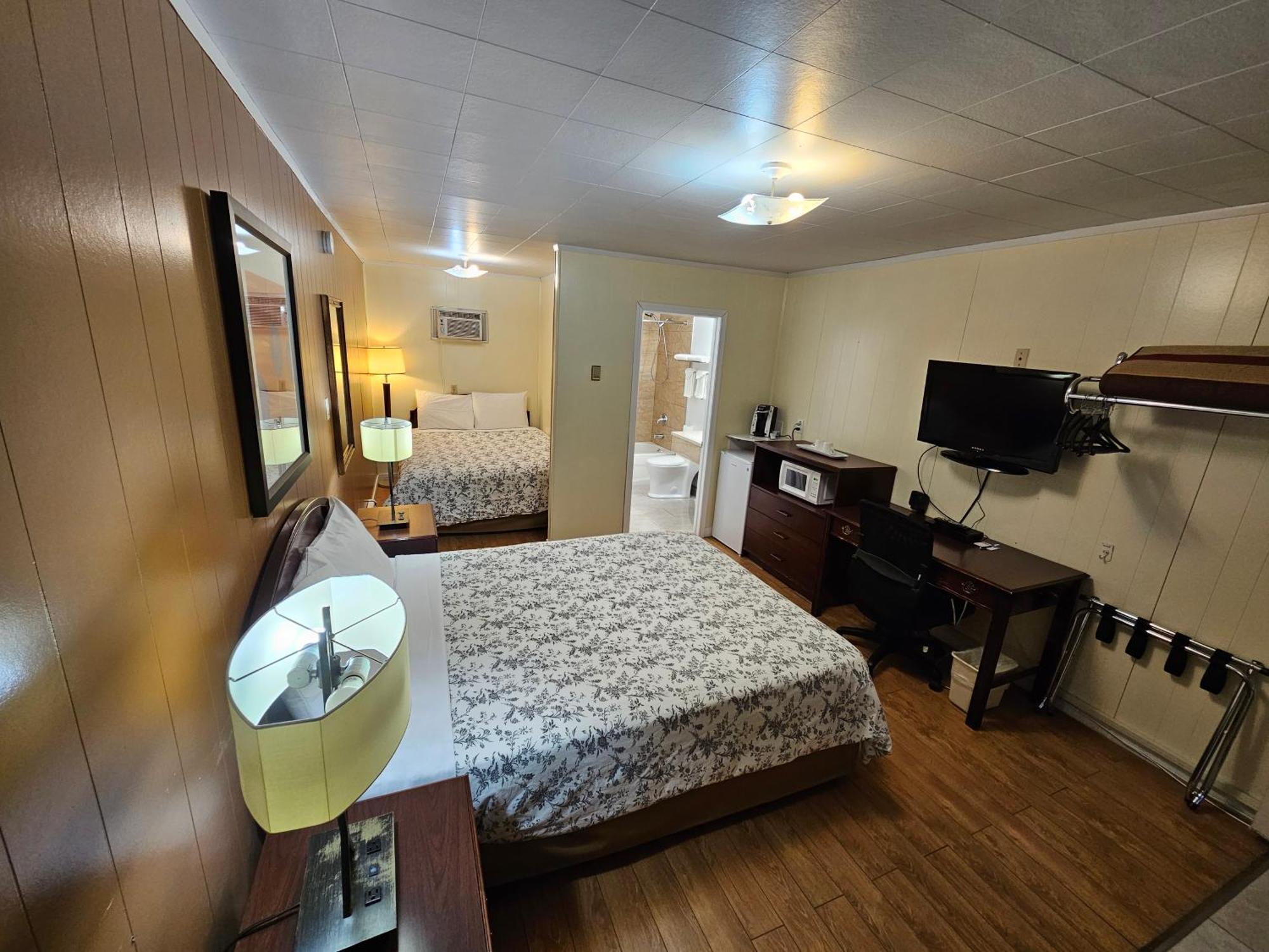 Parkway Motel & European Lodges Pincher Creek Exterior photo
