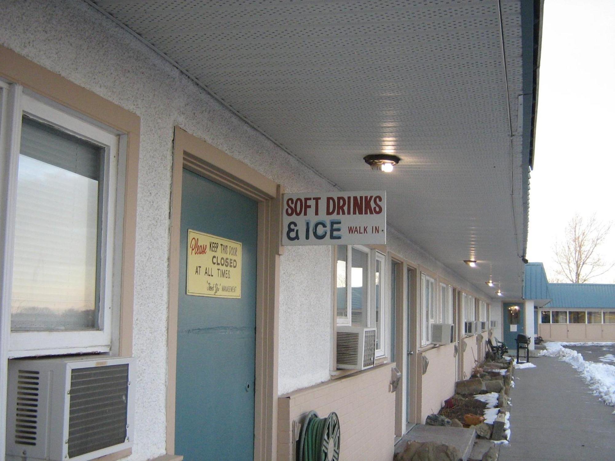 Parkway Motel & European Lodges Pincher Creek Exterior photo