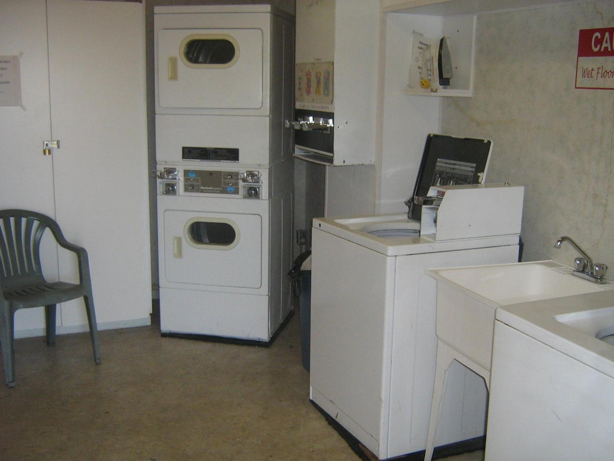 Parkway Motel & European Lodges Pincher Creek Facilities photo
