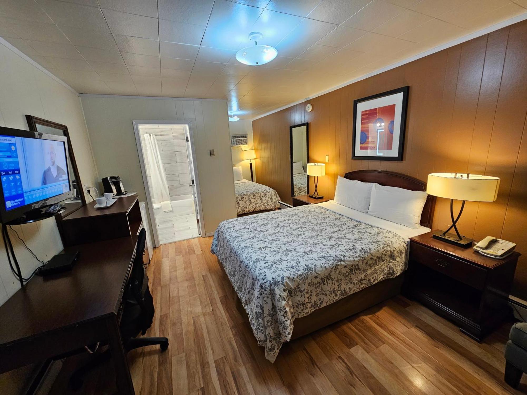 Parkway Motel & European Lodges Pincher Creek Room photo