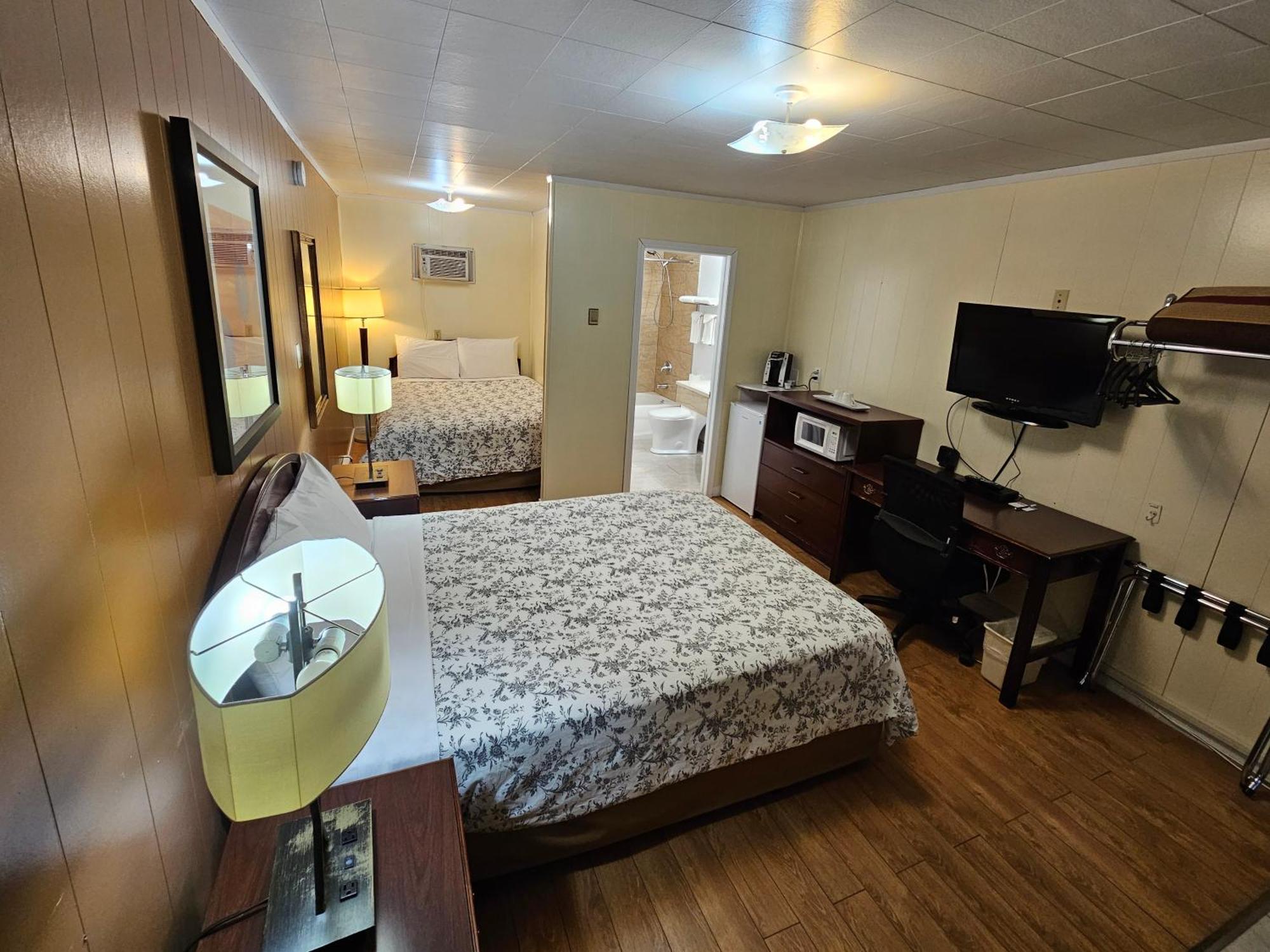 Parkway Motel & European Lodges Pincher Creek Room photo